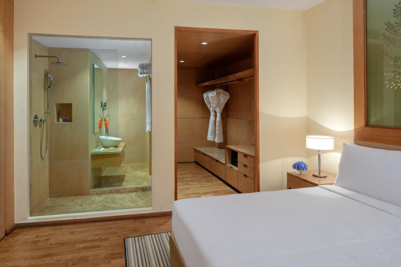 Radisson Blu Hotel New Delhi Dwarka Экстерьер фото A bathroom in a hotel room