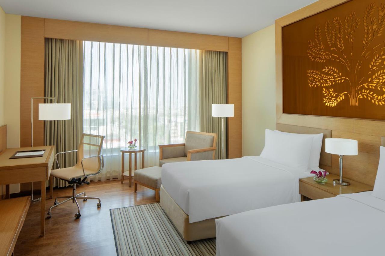 Radisson Blu Hotel New Delhi Dwarka Экстерьер фото