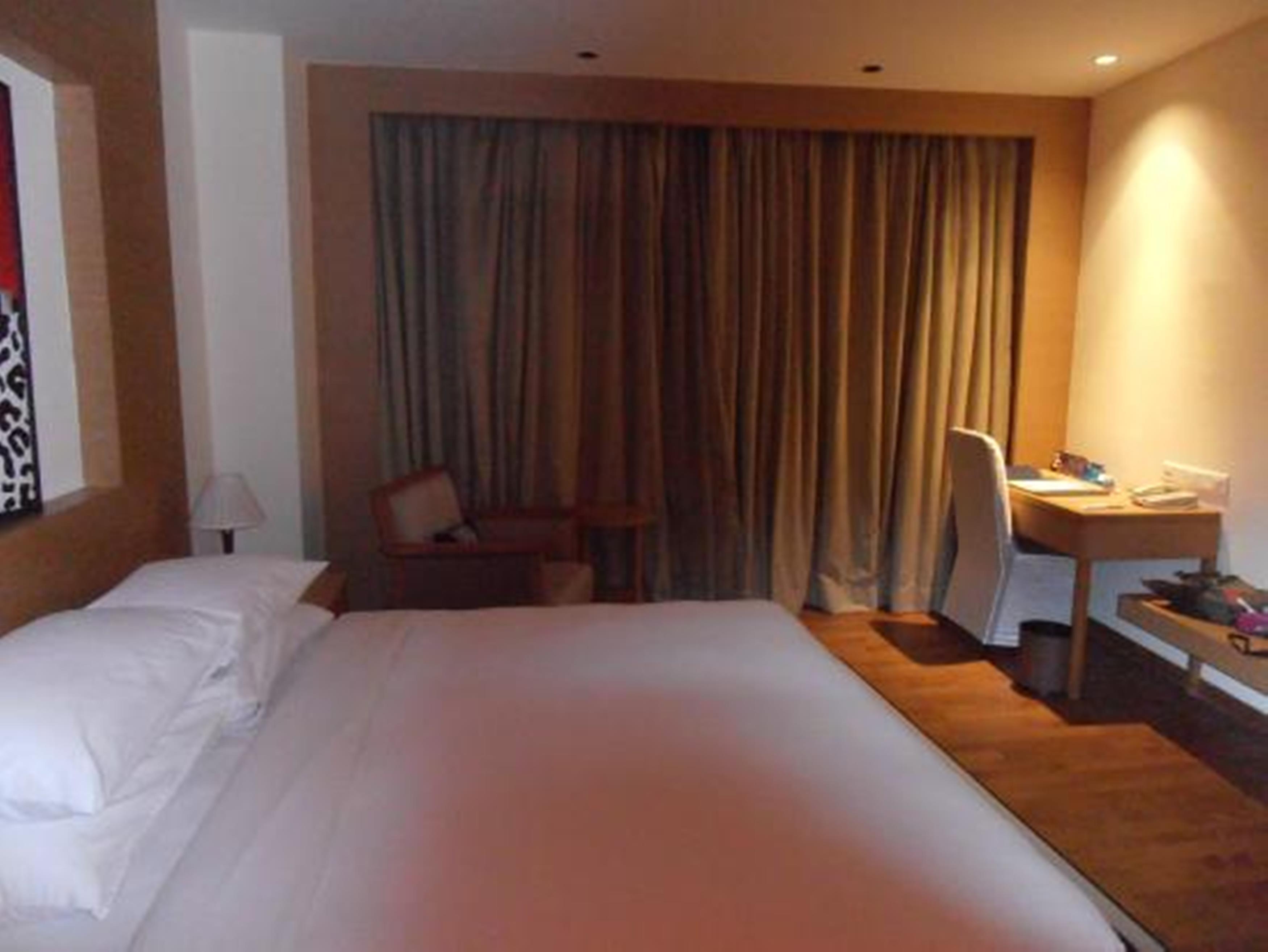 Radisson Blu Hotel New Delhi Dwarka Экстерьер фото A room at the hotel