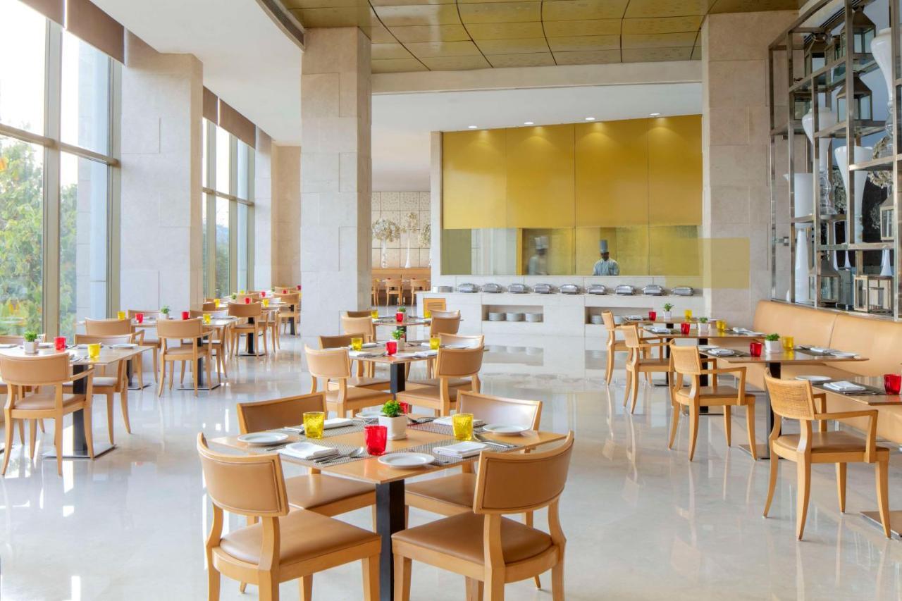 Radisson Blu Hotel New Delhi Dwarka Экстерьер фото The restaurant