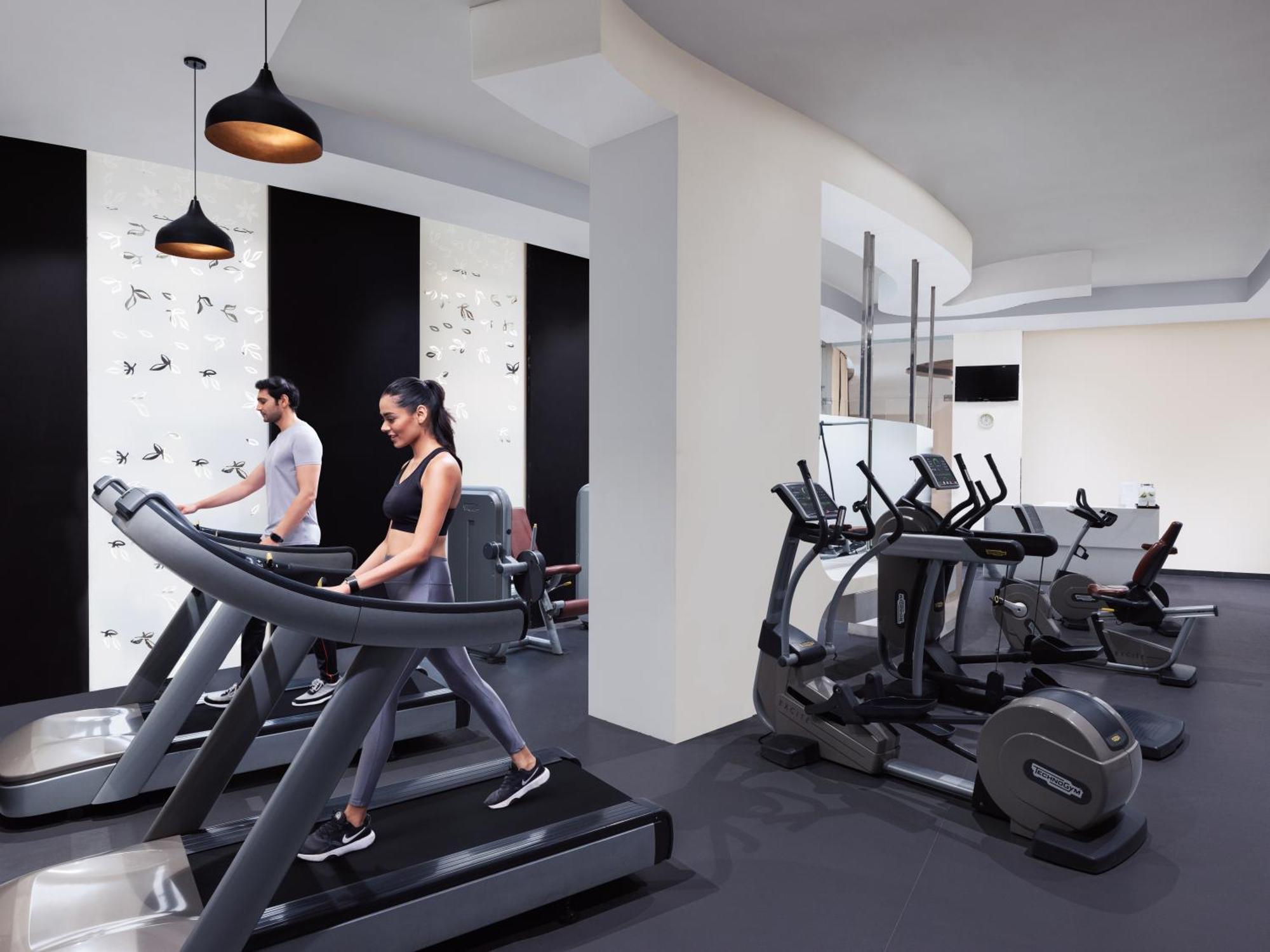 Radisson Blu Hotel New Delhi Dwarka Экстерьер фото The gym at the hotel
