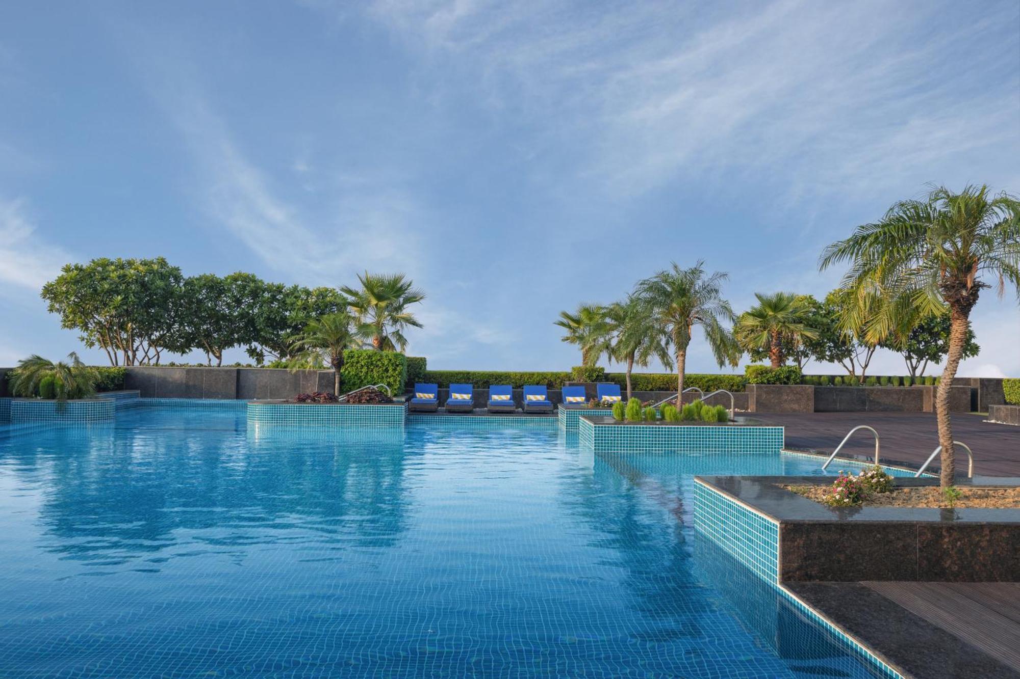 Radisson Blu Hotel New Delhi Dwarka Экстерьер фото The swimming pool at the hotel