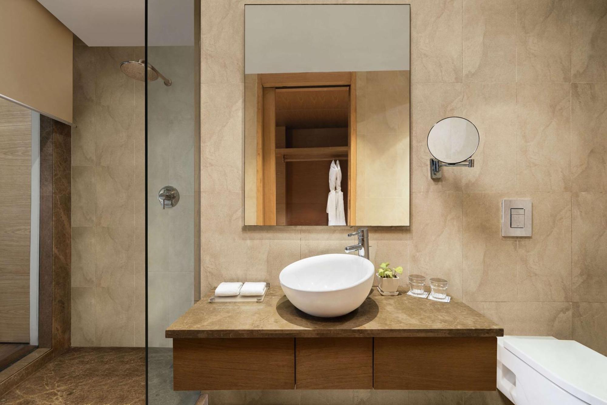 Radisson Blu Hotel New Delhi Dwarka Экстерьер фото