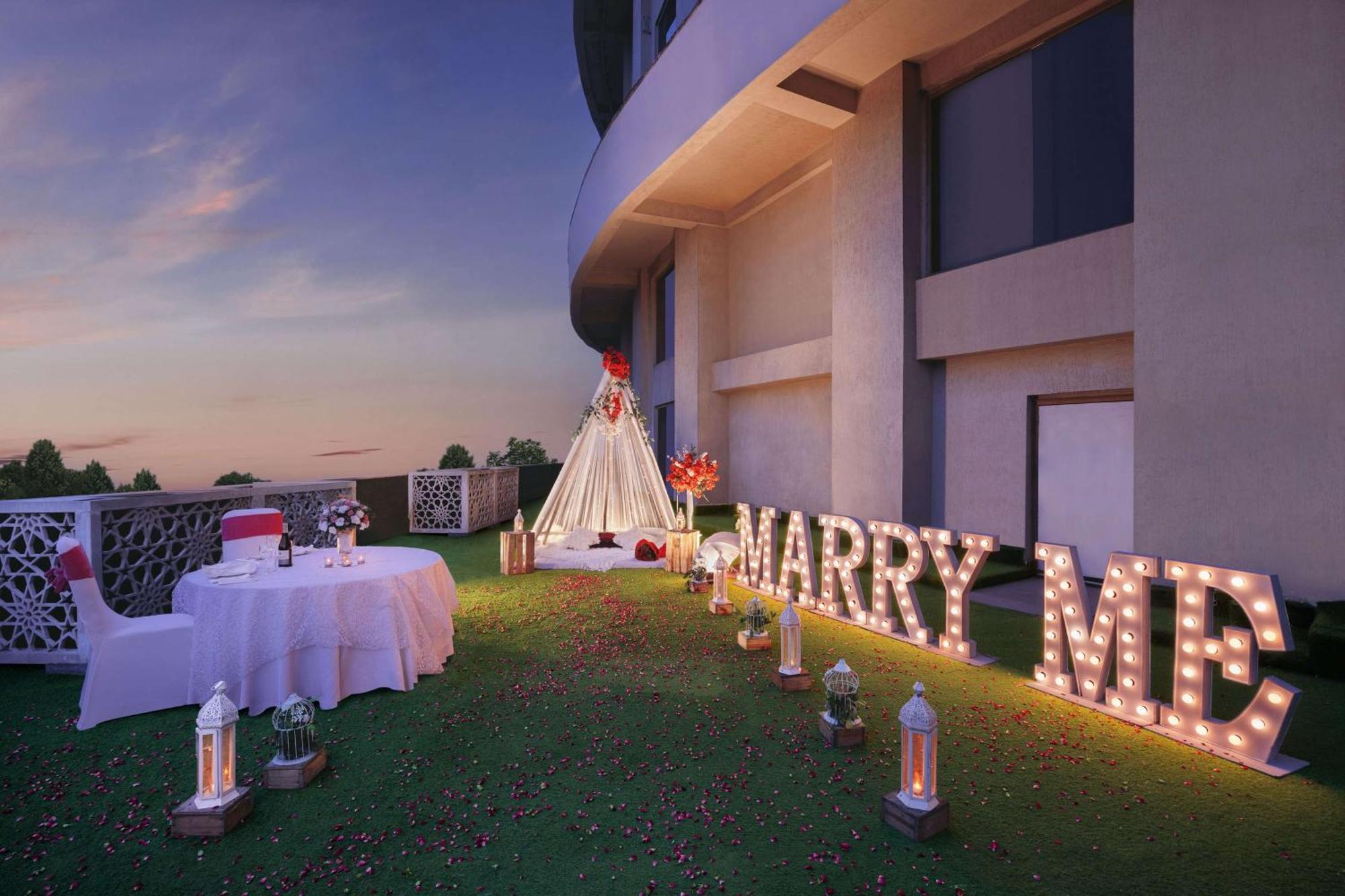 Radisson Blu Hotel New Delhi Dwarka Экстерьер фото The Sky Garden